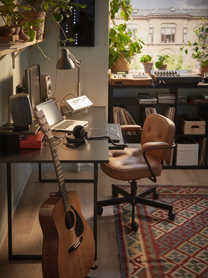 Habitación con aparatos de Ikea para crear música e inspirarse