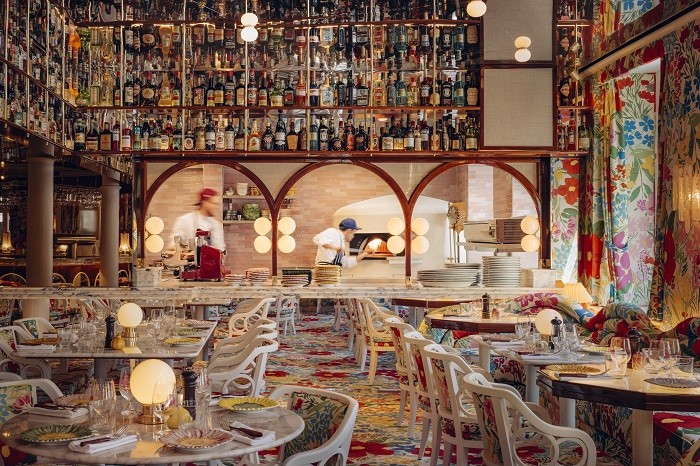 Interior del restaurante Giorgia con mesas y barra estilo vintage