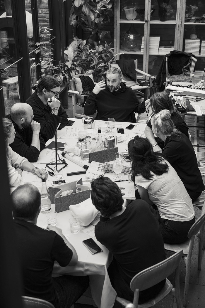 grupo de diseñadores reunidos de swedish house mafia, colaboradores de Ikea