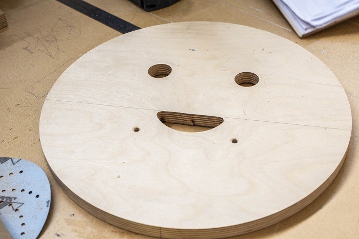cara sonriente de madera de diseño