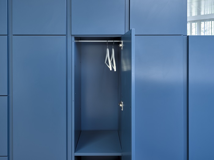 armario en oficina azul