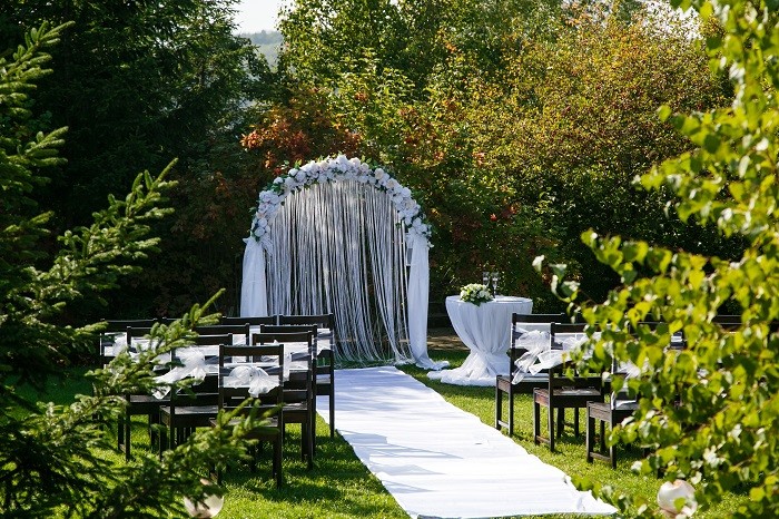boda al exterior con alfombra blanca