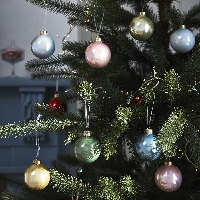 bolas en árbol de Navidad