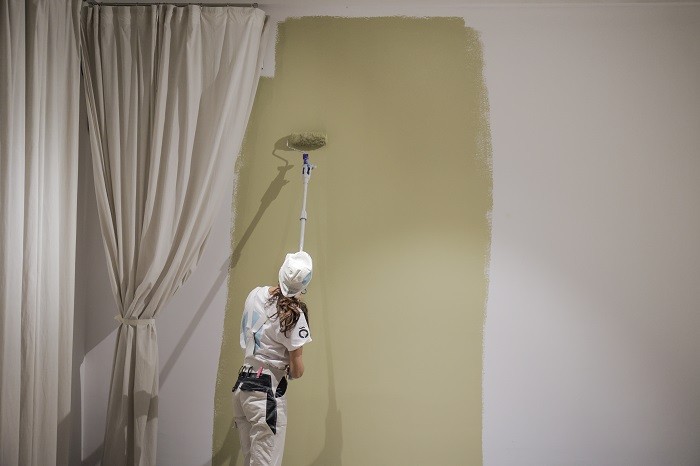 Pintor haciendo prueba en una pared del color del año 2023