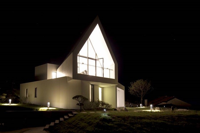 casa blanca en Sokcho de noche con luces
