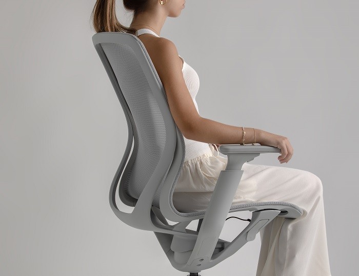 mujer sentada en una silla de oficina