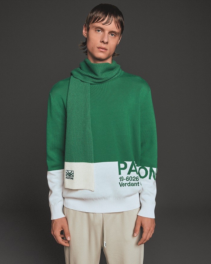 modelo con ropa de la nueva colección Benetton y Pantone