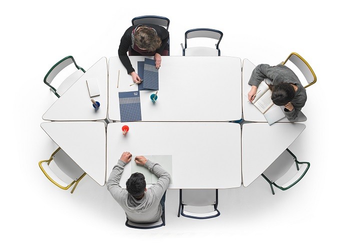 mesa con movilidad para un aula