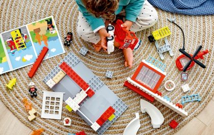 niño jugando con juego LEGO
