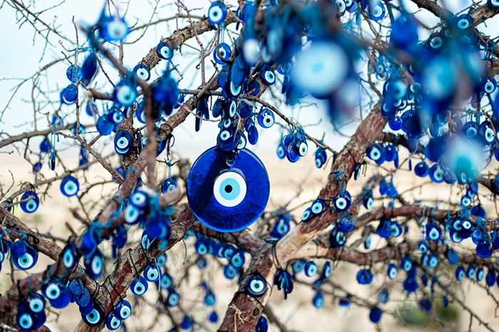 El ojo turco: una hermosa pieza decorativa y un amuleto para la buena suerte en las apuestas