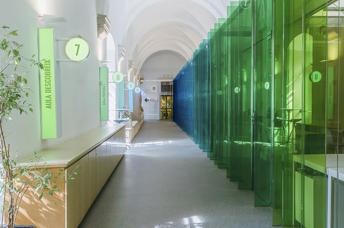 pasillo con una pared color verde