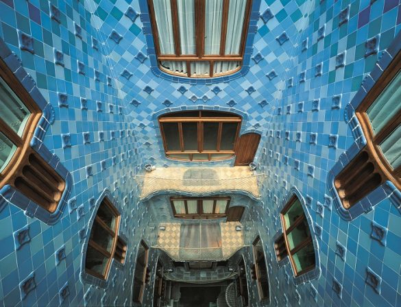 Patio interior de la Casa Batlló revestido de baldosas de cerámica vidriada