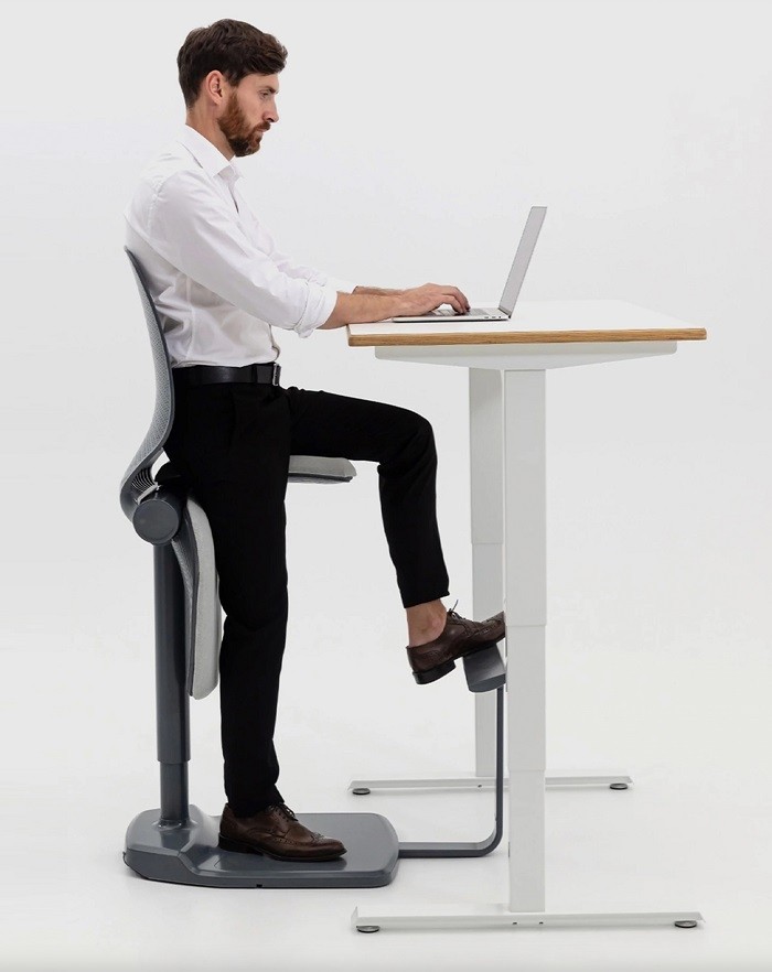hombre trabajando sobre una silla profesional de oficina