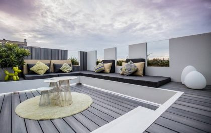 terraza-con-sofas-de-exterior-y-mesa-central