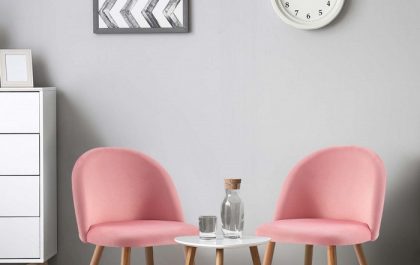 sillas rosas en salón
