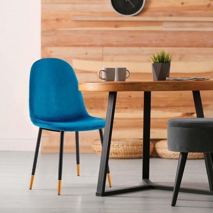 silla azul de terciopelo de estilo vintage