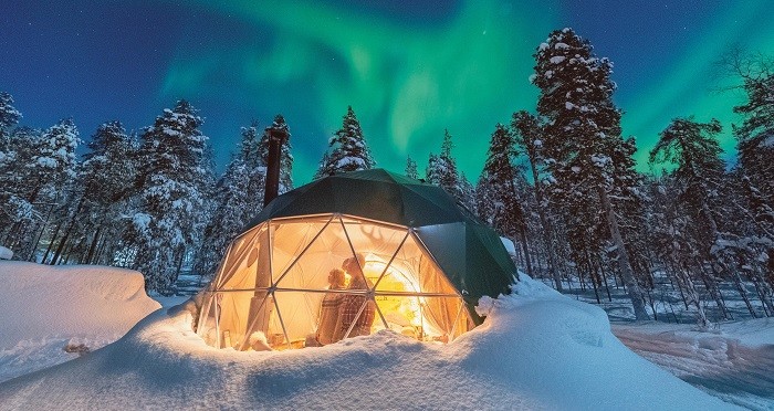 tienda de campaña en una aurora boreal