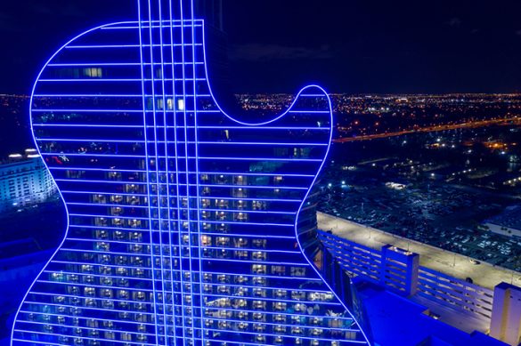 guitarra de neon edificio