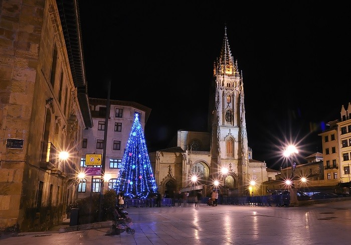 Oviedo con decoración navideña