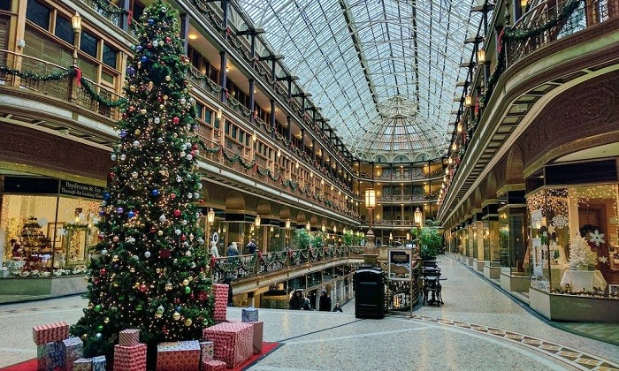centro comercial con árbol de Navidad