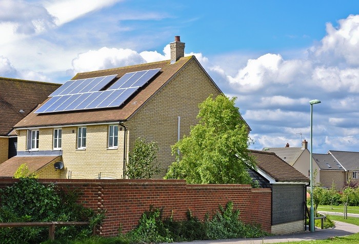 casa con placas solares en el tejado