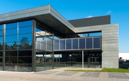 Edificio de oficinas con paneles solares