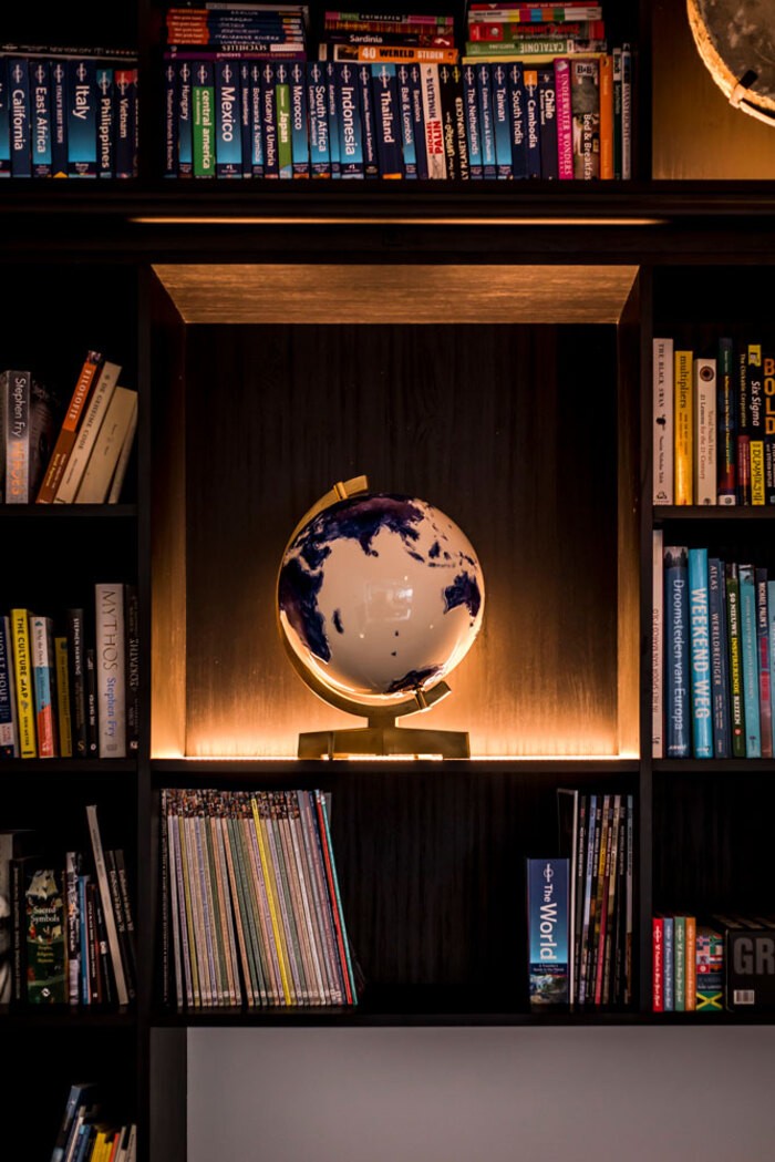 librería con iluminación