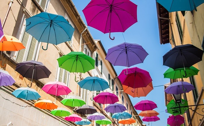 paraguas de colores en la calle colgados