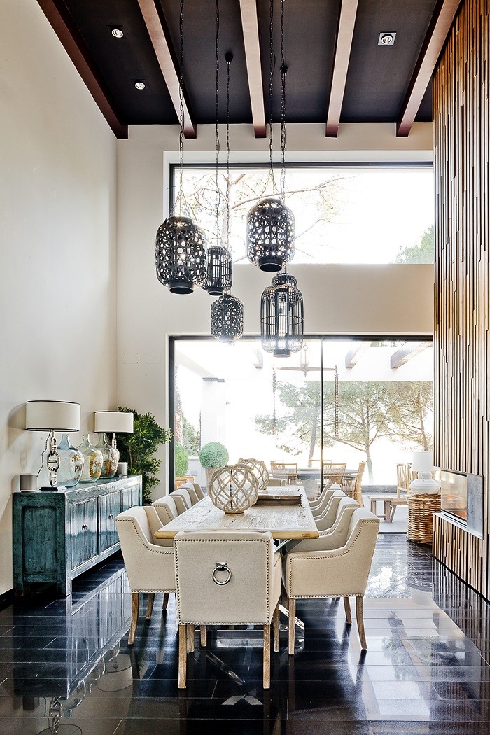 mesa y sillas de comedor en una casa