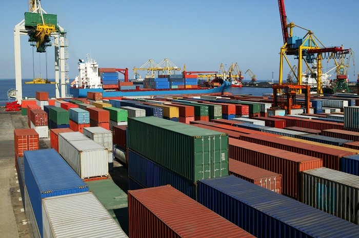 puerto con varios contenedores marítimos para ser transportados con carga