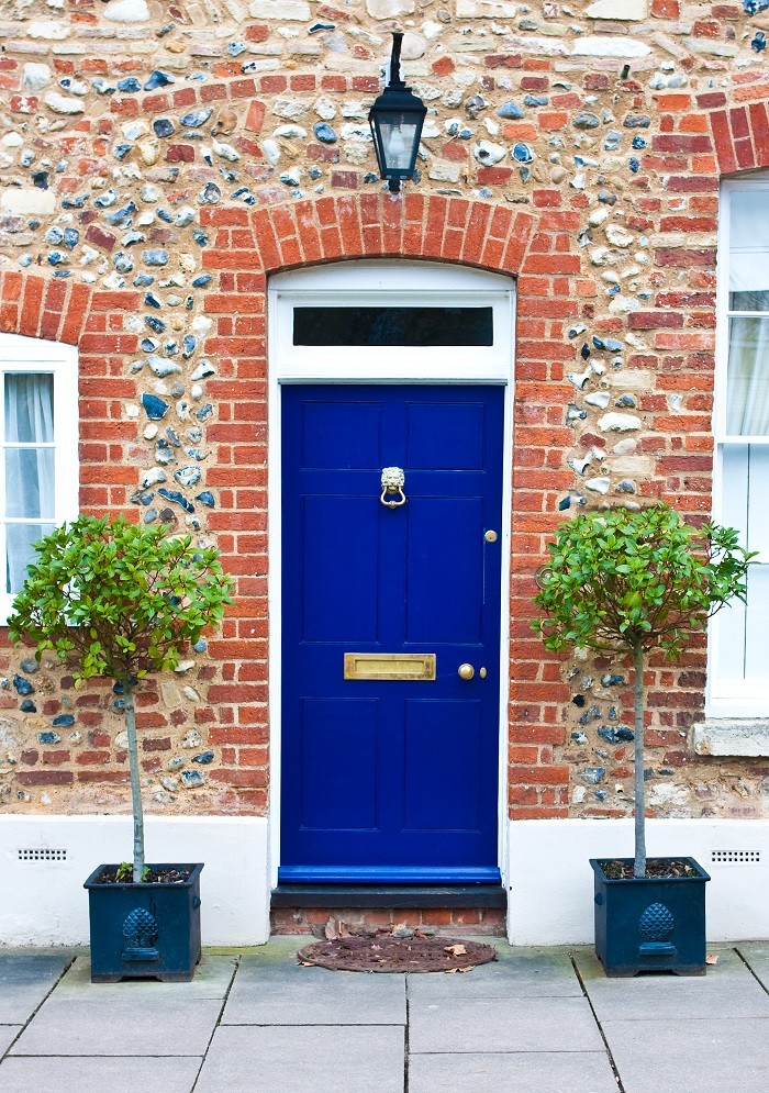 puerta principal de una casa de color azul