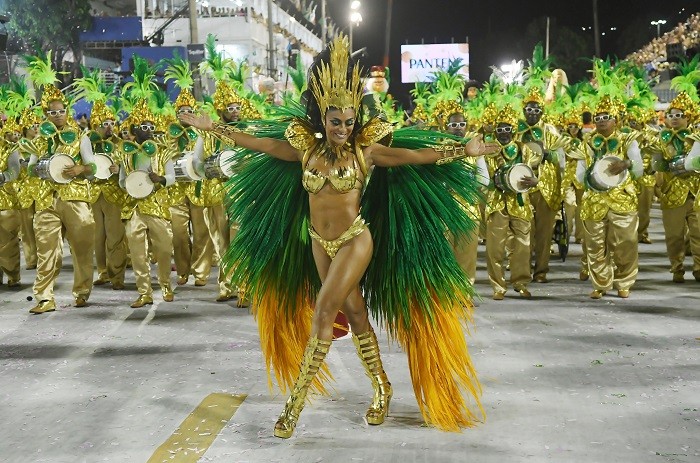 mujer bailando disfrazada en carnaval