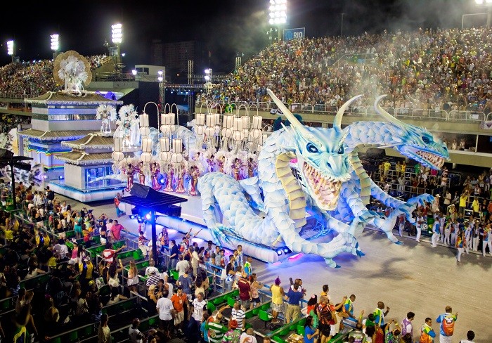 Gran carroza de dragones en Carnaval