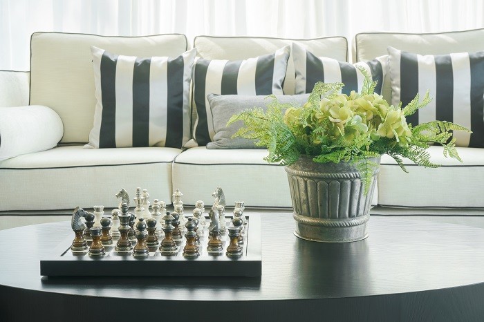 centro de mesa con una planta y un juego de ajedrez