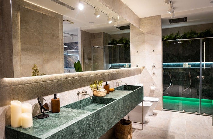 cuarto de baño en un showroom de leroy merlin en Valencia