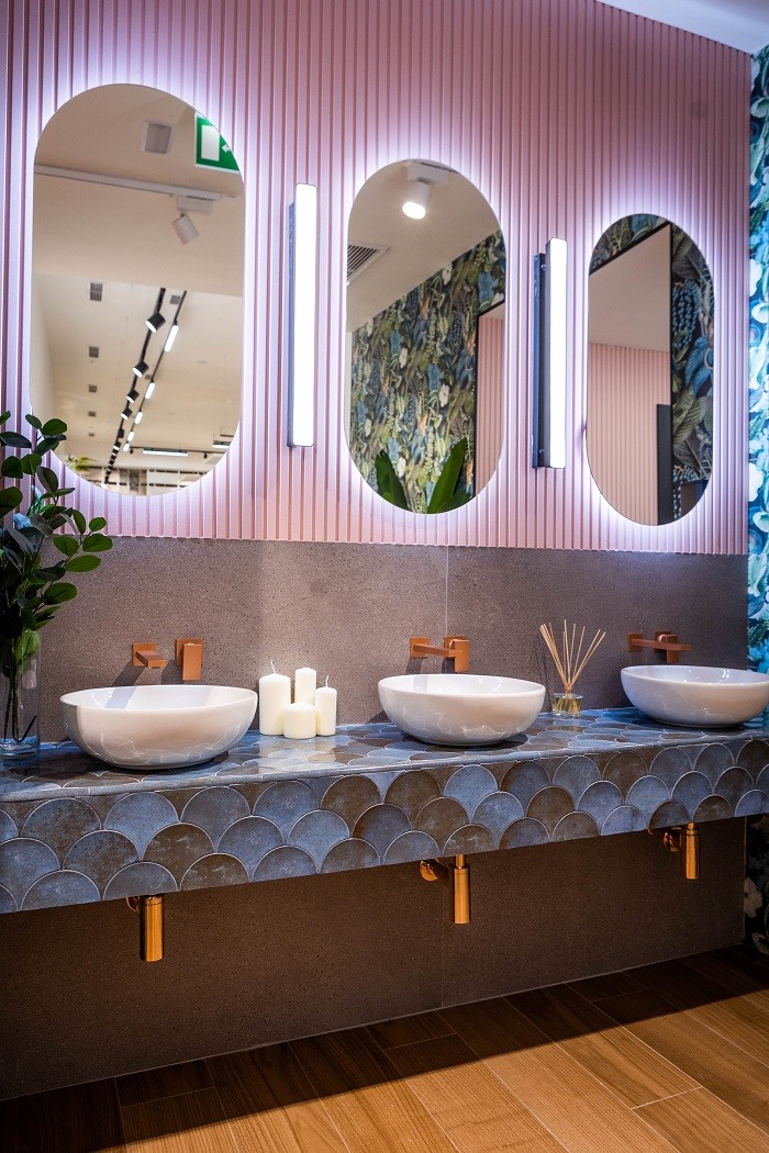 zona de baño con espejos con luz LED de leroy merlin en showroom