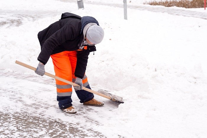 persona trabajando limpiando nieve