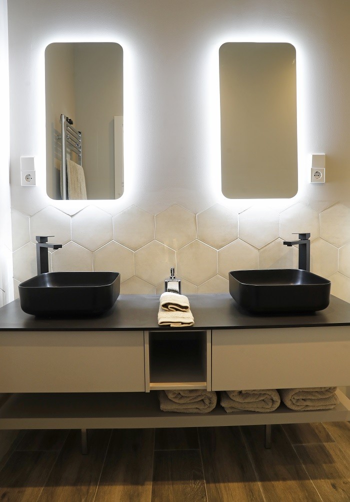 zona de doble lavabo con espejo con iluminación led