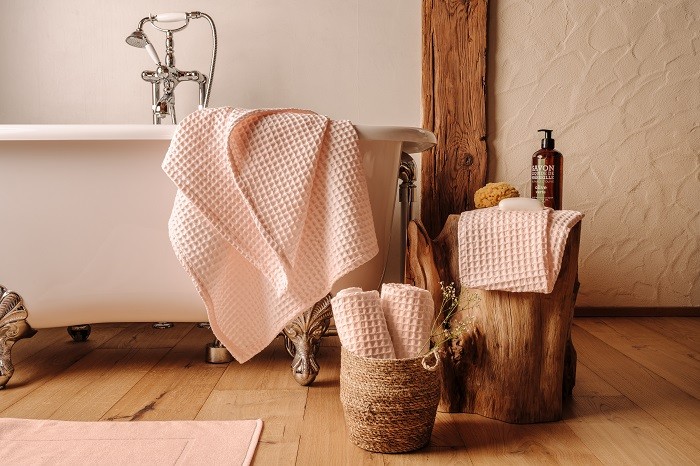 juego de toallas rosas de baño en un cuarto de baño
