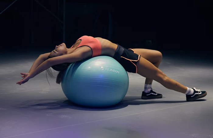 mujer joven con fitball