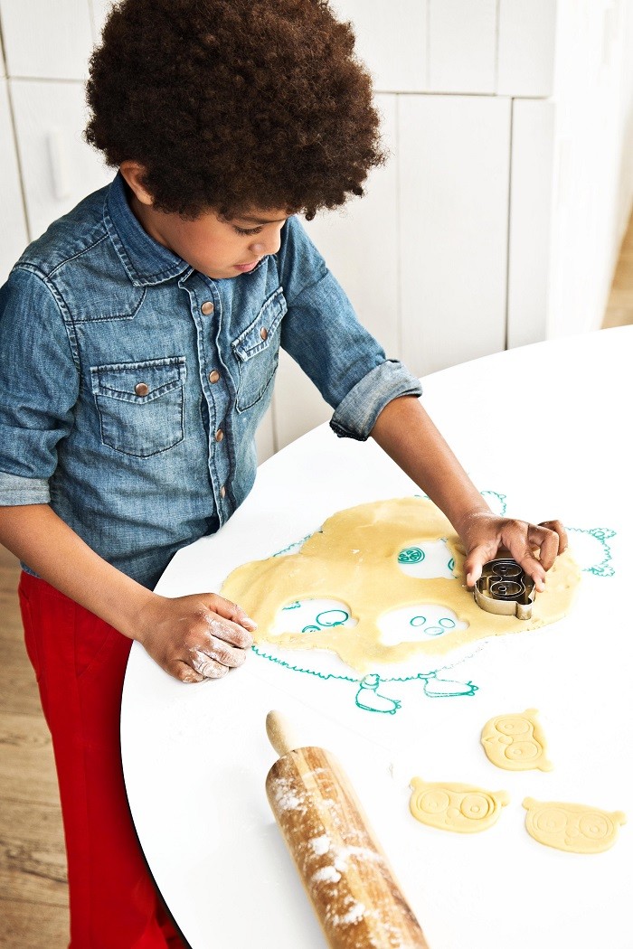 niño haciendo galletas con molde de oso
