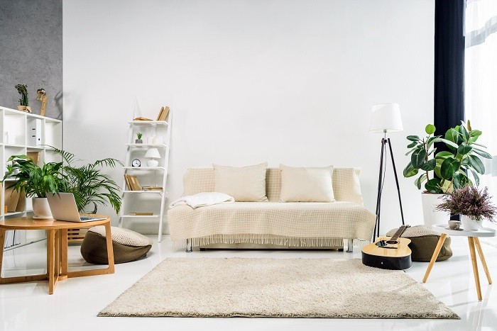 Moderno-interior-de-la-sala-de-estar-con-muebles-blancos-y-elegantes