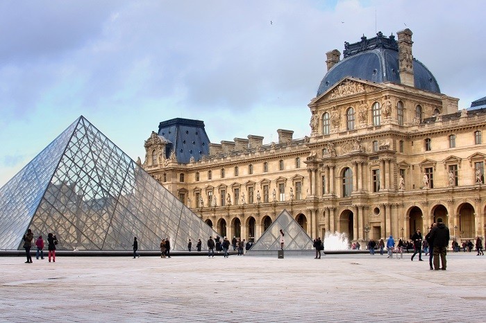 Museo-del-Louvre-en-Paris