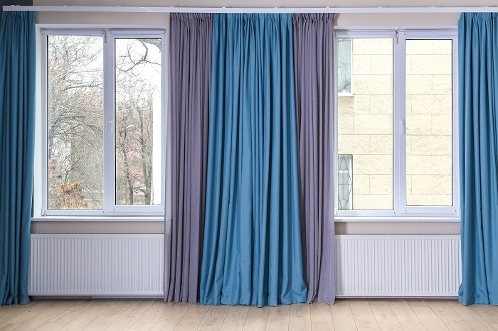 salón con cortinas de colores y radiadores