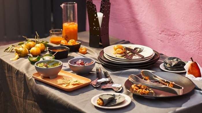 mesa con comida y cuencos-en-mesa-IKEA_OMSESIDIG