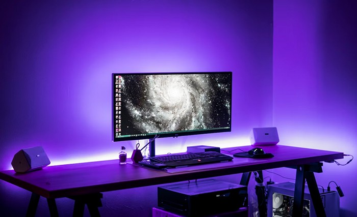 ordenador pared lila