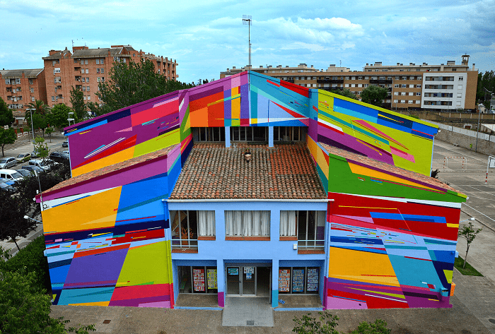 estación con arte urbano por el exterior
