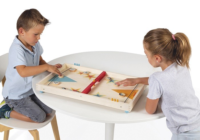 niños jugando a un juego de mesa