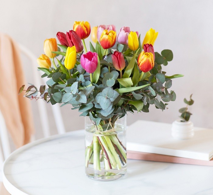ramo de tulipanes multicolores en jarrón
