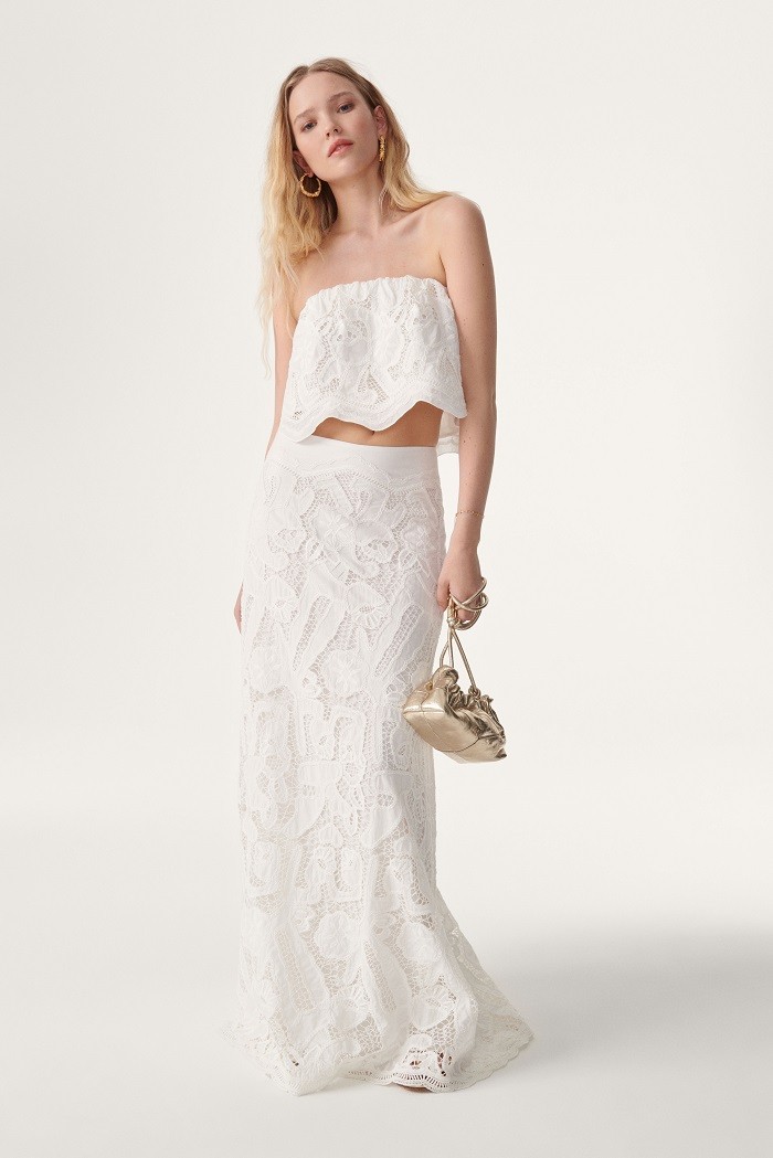 modelo con vestido de novia blanco say yes
